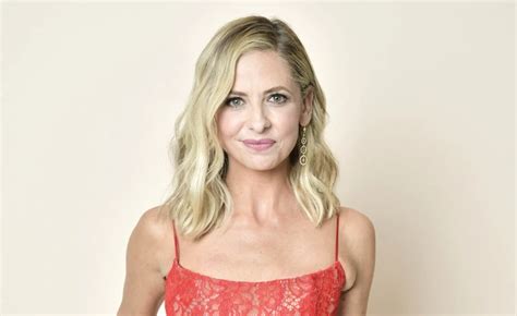 Sarah Michelle Gellar shows off her incredible figure in a floral bikini